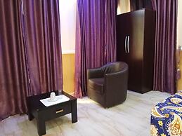 B's Hive Hotel & Suites