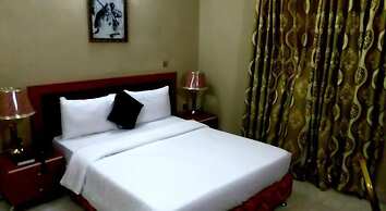 B's Hive Hotel & Suites