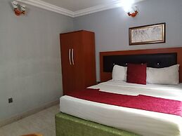 B's Hive Hotel & Suites