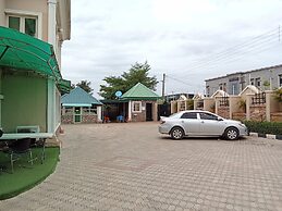 B's Hive Hotel & Suites