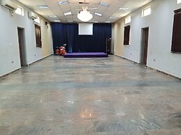 B's Hive Hotel & Suites