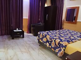 B's Hive Hotel & Suites