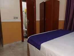 B's Hive Hotel & Suites