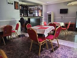 B's Hive Hotel & Suites