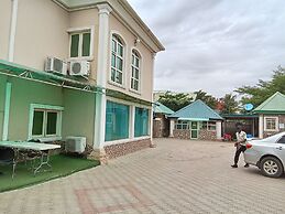 B's Hive Hotel & Suites