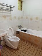 B's Hive Hotel & Suites