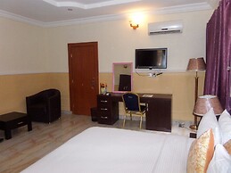 B's Hive Hotel & Suites