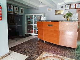 B's Hive Hotel & Suites