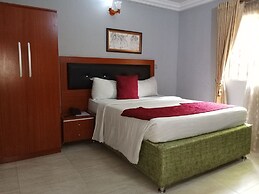 B's Hive Hotel & Suites