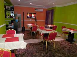 B's Hive Hotel & Suites