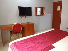 B's Hive Hotel & Suites