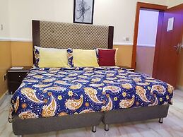 B's Hive Hotel & Suites