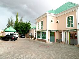 B's Hive Hotel & Suites