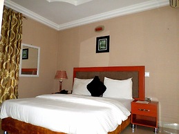 B's Hive Hotel & Suites