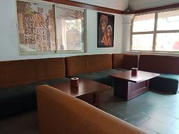 B's Hive Hotel & Suites