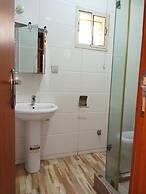 B's Hive Hotel & Suites