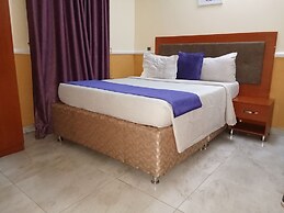 B's Hive Hotel & Suites