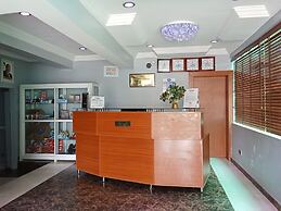 B's Hive Hotel & Suites