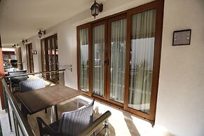 Dolphin Apart & Hotel