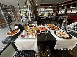 Dolphin Apart & Hotel