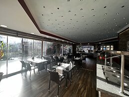 Dolphin Apart & Hotel