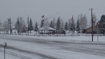 Four Seasons Lodge