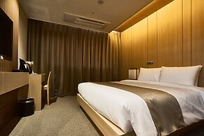 Royal Emporium Incheon Airport Hotel