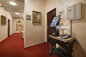 Old Town Residence by Little King