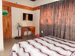 Deke Hotel and Suites