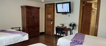 Log Cabin Hotel-Baguio