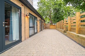 Pelican London Hotel and Residence