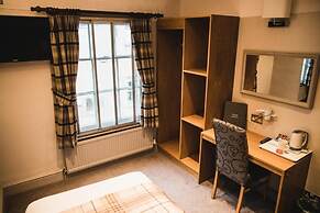 OYO The Red Lion Hotel