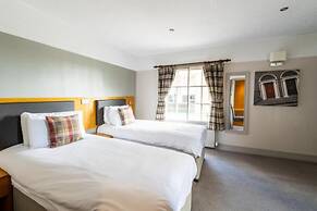 OYO The Red Lion Hotel