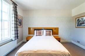 OYO The Red Lion Hotel