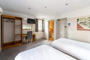 OYO The Red Lion Hotel