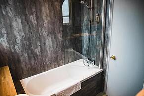 OYO The Red Lion Hotel