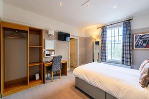 OYO The Red Lion Hotel