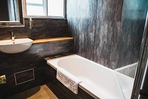 OYO The Red Lion Hotel