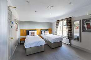 OYO The Red Lion Hotel