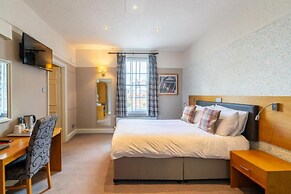 OYO The Red Lion Hotel