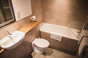 OYO The Red Lion Hotel