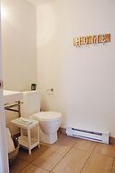 MTLVacationRentals - Suite Mont-Royal - 3 queen beds, 1,5 Ba