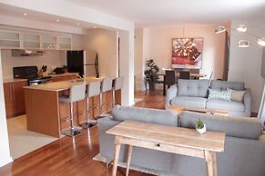 MTLVacationRentals - Suite Mont-Royal - 3 queen beds, 1,5 Ba