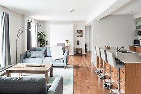 MTLVacationRentals - Suite Mont-Royal - 3 queen beds, 1,5 Ba