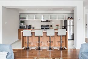 MTLVacationRentals - Suite Mont-Royal - 3 queen beds, 1,5 Ba