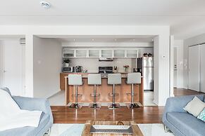 MTLVacationRentals - Suite Mont-Royal - 3 queen beds, 1,5 Ba