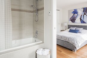 MTLVacationRentals - Suite Mont-Royal - 3 queen beds, 1,5 Ba