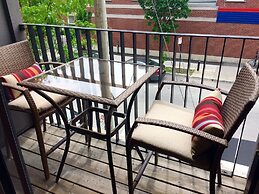 MTLVacationRentals - Suite Mont-Royal - 3 queen beds, 1,5 Ba