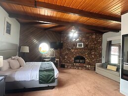 Pictured Rocks Inn & Suites