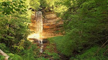 Pictured Rocks Inn & Suites